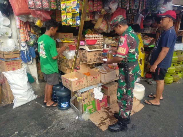 Rutin Turun Ke Pasar, Babinsa Serka Suharno Pantau Harga Bahan Pokok