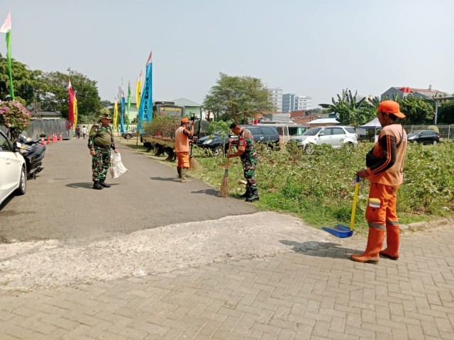 Lingkungan Bersih, Babinsa Koramil Kramatjati Bersama PPSU Bersihkan Sampah