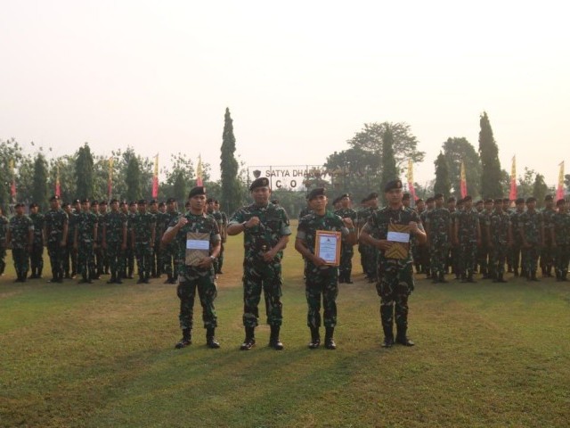Pemberian Penghargaan Kepada Prajurit Cobra Berprestasi