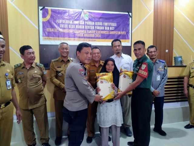 Babinsa Desa Rancagong Pantau Penyerahan 300 Beras Fortivit Dinas Pertanian Kab Tangerang