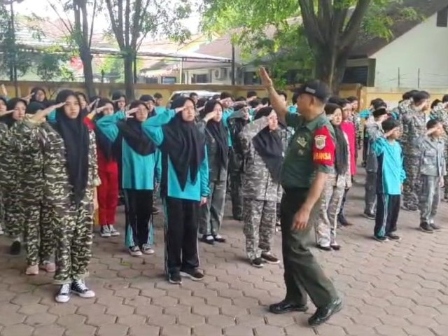 Tanamkan Disiplin Sejak Dini, Babinsa Jatimekar Latih PBB Dan Wasbang di Sekolah Yayasan Arafah Citra Nusantara