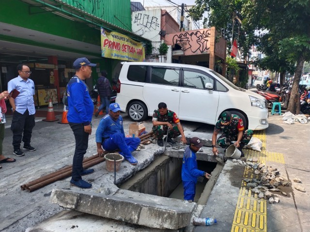 Babinsa Koramil 01/Jatinegara Normalisasi Saluran Air Bersama SDA