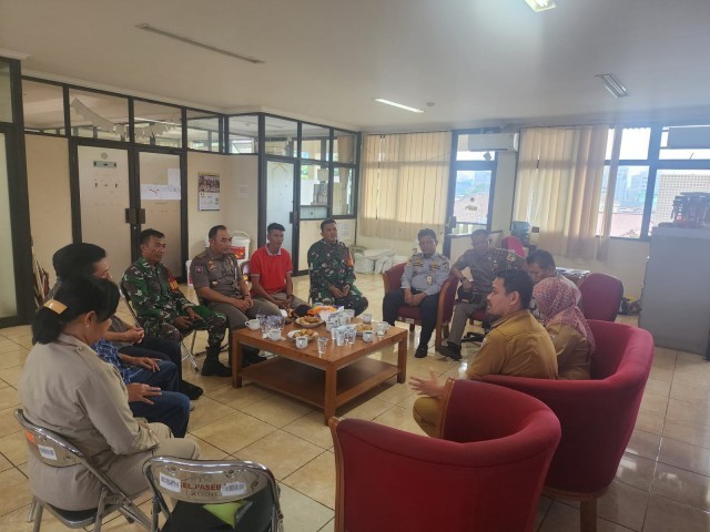 Tingkatkan Sinergitas, Babinsa Koramil 03/Senen Komsos Bersama Aparat Pemerintah