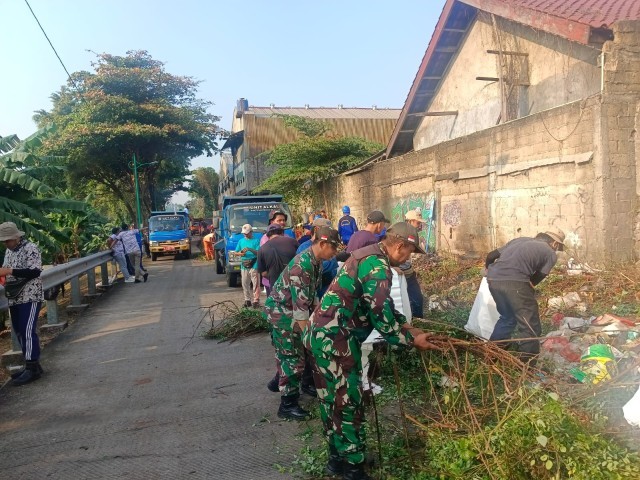 Warga Bersama Babinsa Duren Sawit dan PPSU Gotong Royong Bersihkan Sampah