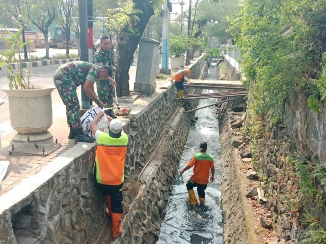 Jumat Bersih, Babinsa Koramil Matraman Bersama Dinas UPK Air Bersihkan Sampah Kali