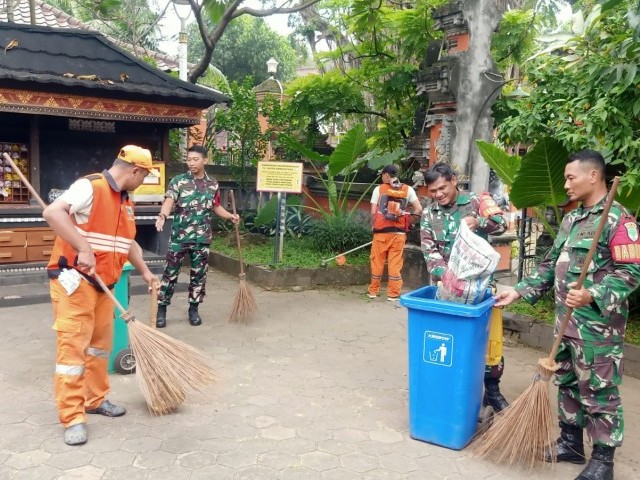 Merawat Kebersihan Tempat Ibadah, Koramil 04/Pulogadung Bersihkan Pura Widya Dharma