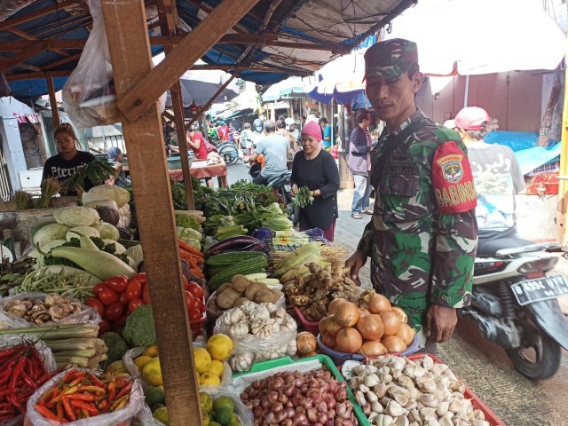 Interaksi Babinsa Serda Nursan dengan Para Pedagang dan Pembeli Terkait Harga Sembako