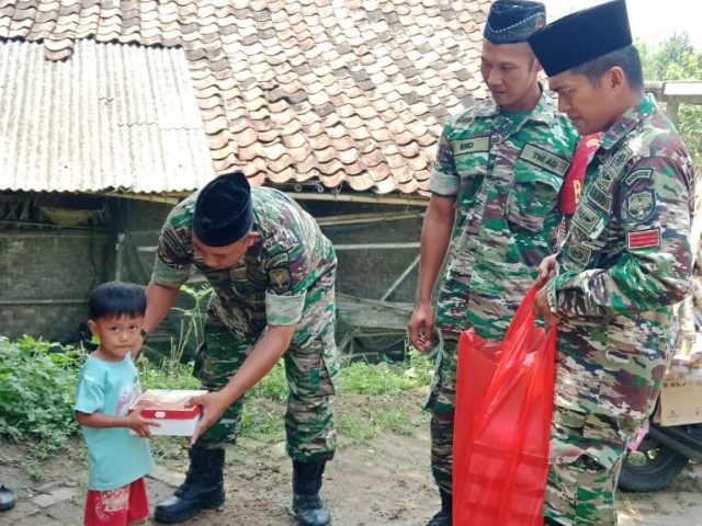 Kodim 0510/Trs Gelar Jumat Berkah Sambangi Warga Kurang Mampu