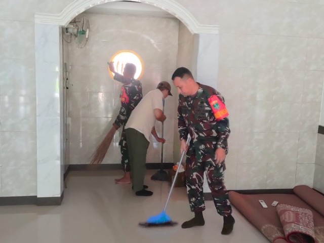 Jaga Kebersihan Mushola Al Gazan Oleh Babinsa Koramil 07/Cipayung
