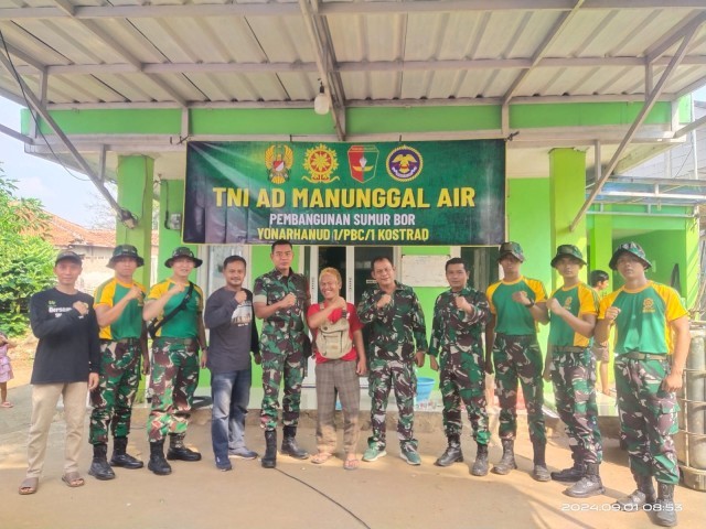 Babinsa Desa Kemuning Terlibat Aktif Dalam Karya Bakti TNI AD di Mushola Al Ahyar