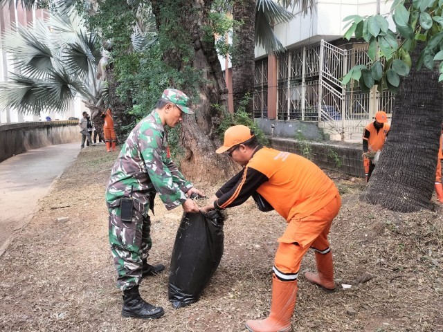 Wujudkan Lingkungan Bersih, Babinsa Koramil 03/Senen Bersama PPSU Laksanakan Kerja Bakti