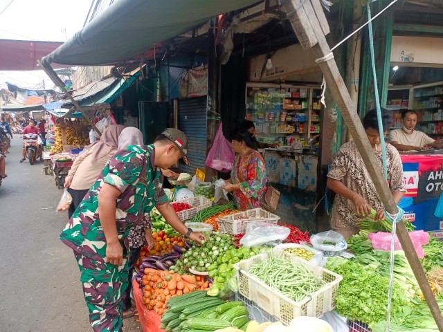Kunjungi Pasar, Babinsa Pantau Harga Sembako dan Keamanan di Wilayah