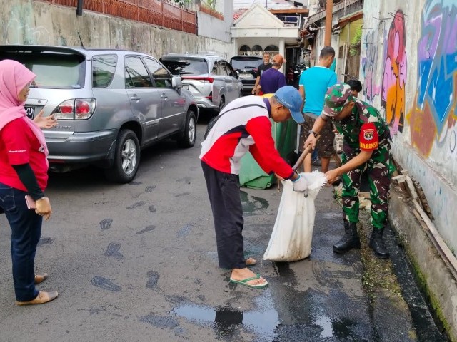 Babinsa Koramil 01/Jatinegara Karya Bakti Bersihkan Saluran Air