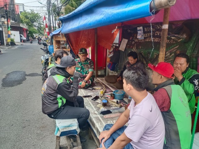 Sertu Rusnanto Kondusifkan Wilayah dengan Komsos Bersama Komunitas Ojol