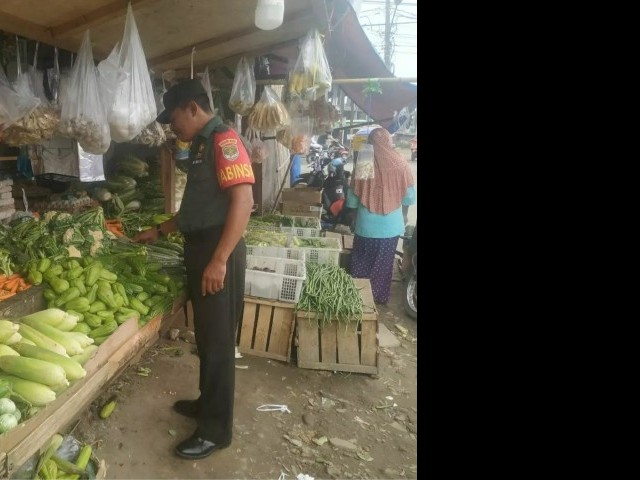 Babinsa Koramil 14/Panongan Monitoring Harga Bahan Pokok di Pasar Tradisional