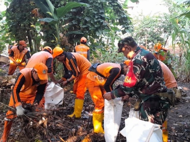Babinsa Koramil Pesar Rebo Bersama Warga dan Dinas PPSU Bersihkan Sampah Lingkungan