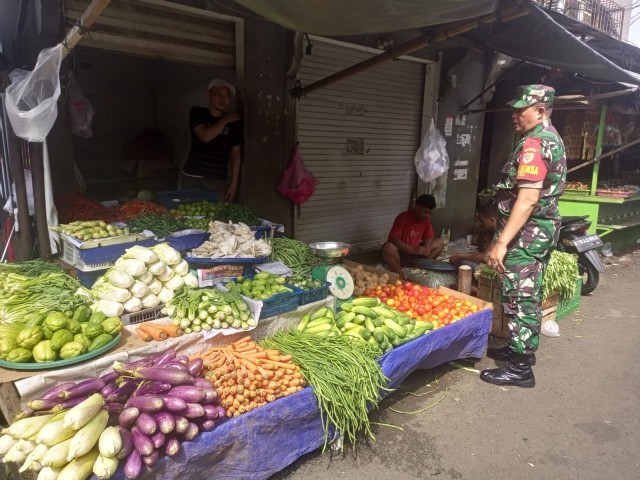 Bentuk Peran Aktif Aparat Teritorial, Babinsa Sertu Jumadi Pantau Harga Di Pasar Tradisonal