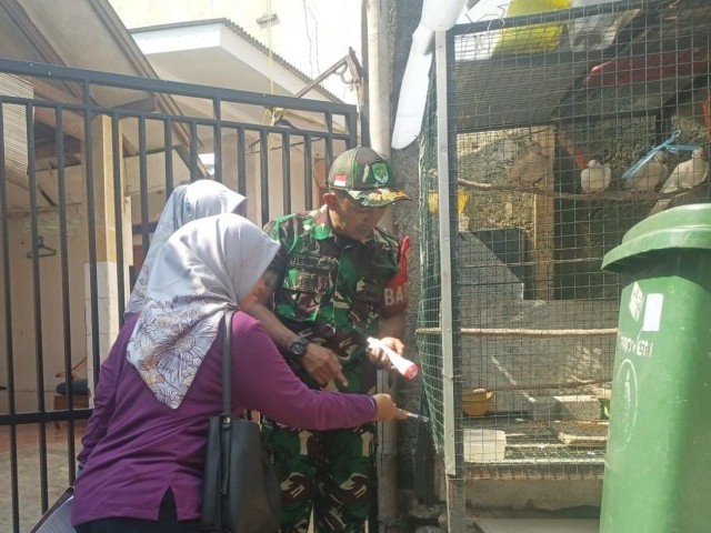 Babinsa Koramil 03/Pasar Minggu Bersama Kader Jumantik Laksanakan PSN