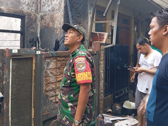 Aksi Sigap Babinsa Koramil 03/GP dan Tiga Pilar Bantu Pemadaman Si Jago Merah