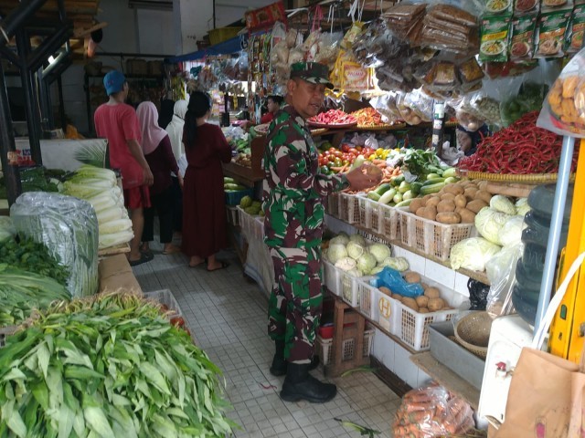 Pastikan Harga Sembako Stabil, Babinsa Koramil 01/Tamansari Sambangi Pasar Tradisonal