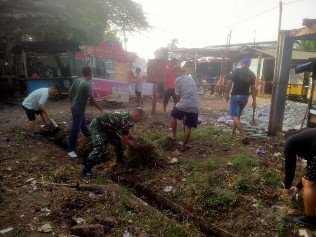 Babinsa Koramil 03/Serpong Lakukan Serter Antisipasi Banjir