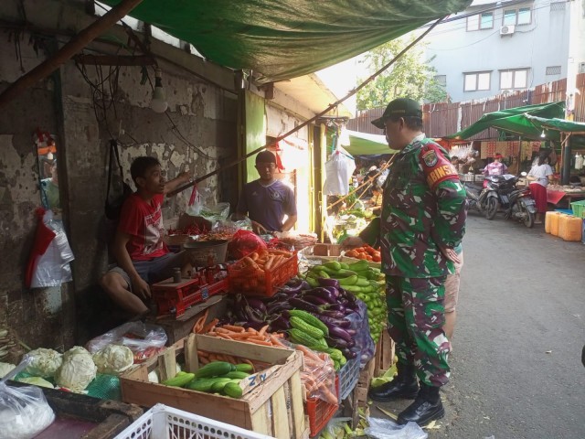 Turun ke Pasar, Babinsa Koramil 01/Tamansari Pantau Harga Sembako