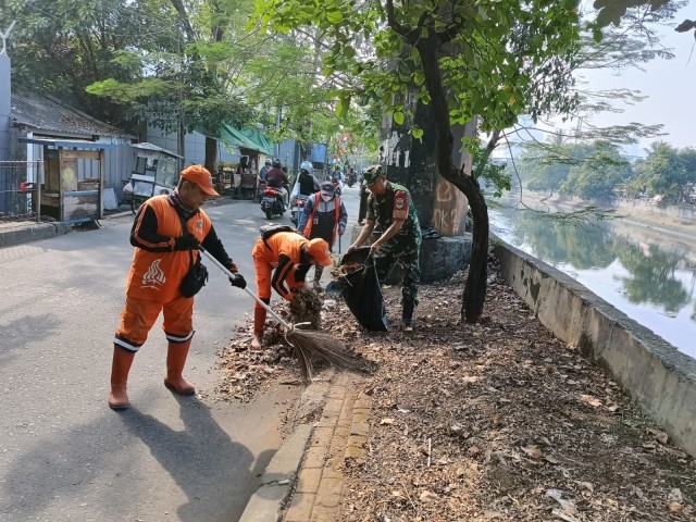 Wujudkan Lingkungan Yang Bersih dan Bebas Sampah, Babinsa Koramil Kebun Jeruk Bersama PPSU Gelar Karya Bakti