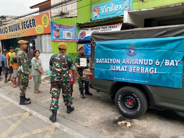 Jumat Berkah, Batalyon Arhanud 6/BAY Berbagi Dengan Warga Sekitar Asrama