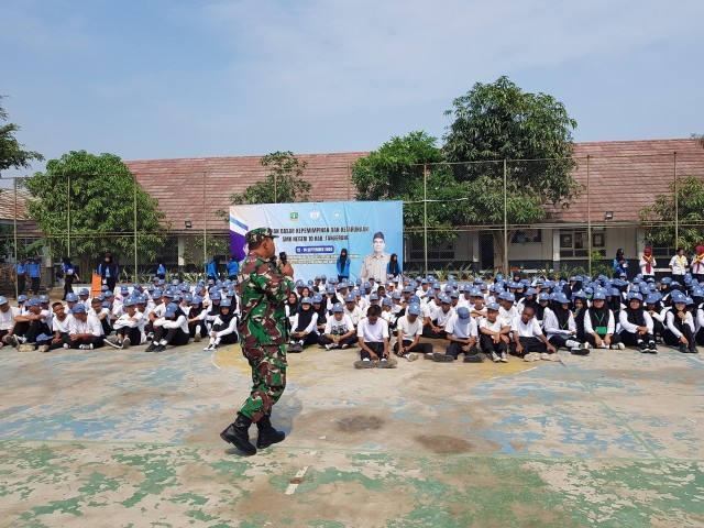 Anggota Koramil 01/Teluknaga Berikan Materi LDKK Kepada Siswa SMKN 10 Kabupaten Tangerang 