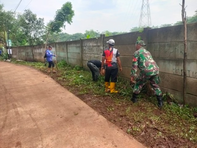 Babinsa Koramil 05/Bantar gebang Laksanakan Karya Bakti Bersihkan Lingkungan Bersama Warga Kelurahan Padurenan