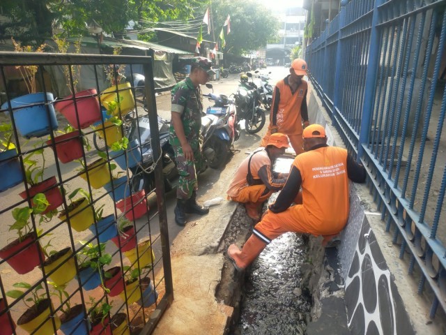 Perkuat Sinergitas, Babinsa Koramil 01/Tamansari Komsos dengan Anggota PPSU