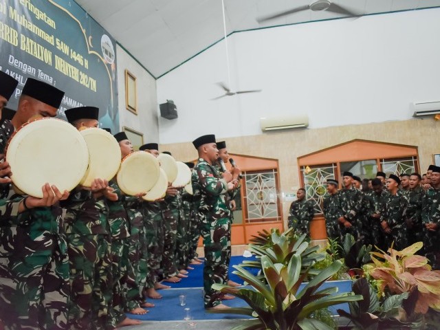 Tim Hadroh Yonif 202/Tajimalela Meriahkan Masjid Al-Muharrib Dalam Memperingati Maulid Nabi Muhammad SAW 1446 H