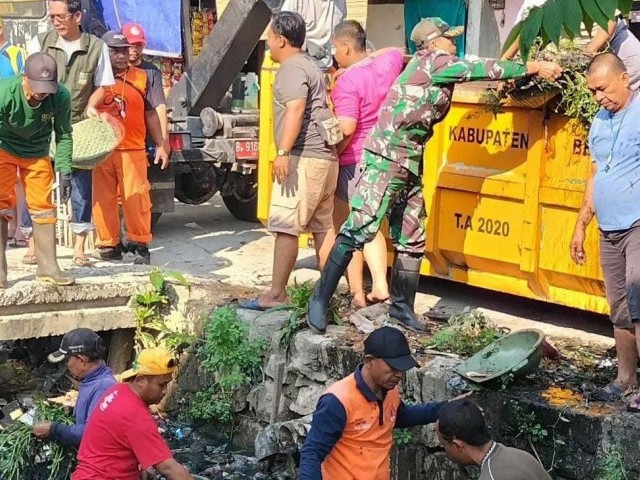 Koramil 01/Tambun Bersama Pemerintah Desa Tangani Saluran Irigasi Kali Baru di Tambun Selatan