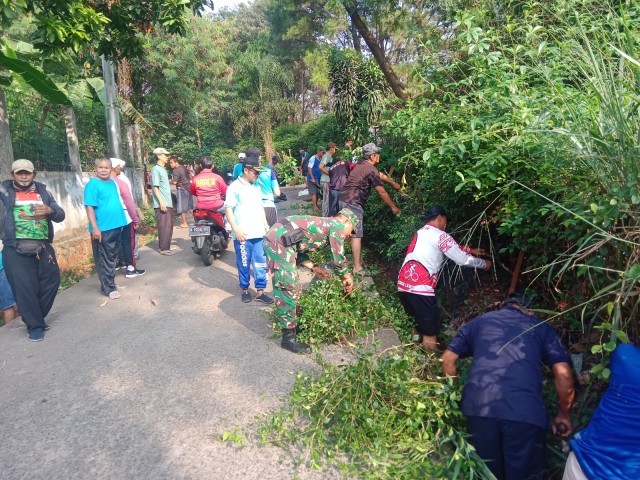 Babinsa Koramil Pasar Rebo Bersama Warga Dan Petugas PPSU Gotong Royong Bersihkan Sampah