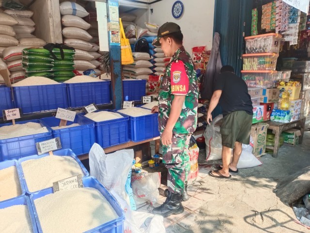 Pastikan Harga Stabil, Babinsa Koramil 01/Tamansari Lakukan Pengecekan di Pasar Tradisional
