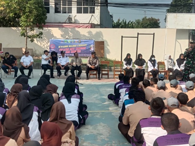 Babinsa Jatibening Baru Bersama Tiga Pilar Lakukan Sosialisasi Anti Tawuran dan Narkoba
