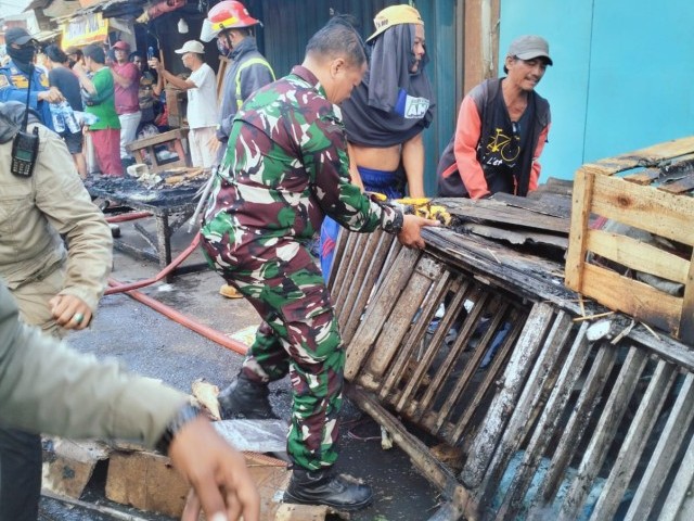 Dua Gudang Plastik dan Tisu Ludes Terbakar, Babinsa Gerak Cepat Terjun Ke Lokasi