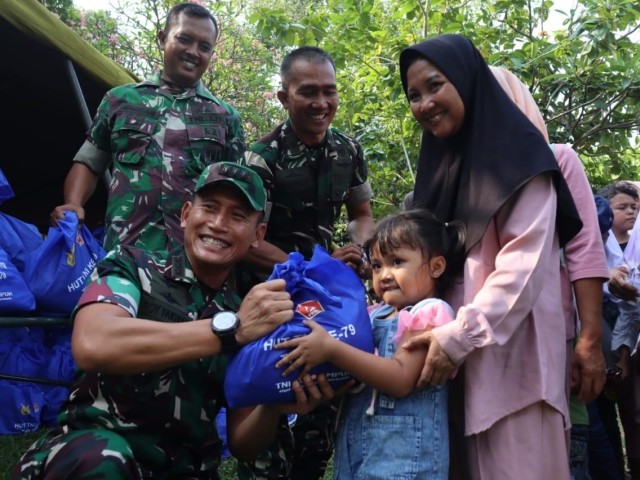 Kodim 0504/Jakarta Selatan Distribusikan Sembako Dalam Rangka HUT TNI Ke 79