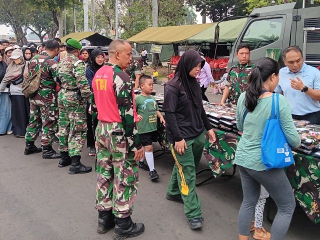 Babinsa Koramil 03/GP Dampingi Warga Binaan Menghadiri Acara Pesta Rakyat Dalam Rangka HUT Ke-79 TNI