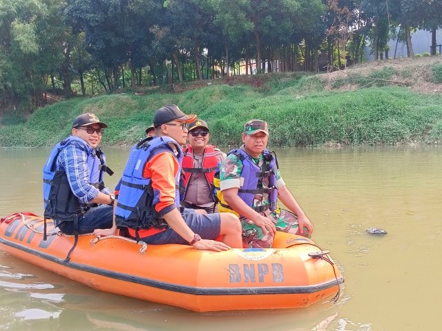 Usai Penemuan 7 Jenazah Di Kali Bekasi, Danramil 04/Jatiasih Bersama Kapolsek, Camat Dan BPBD Susuri Sungai Dengan Perahu Karet