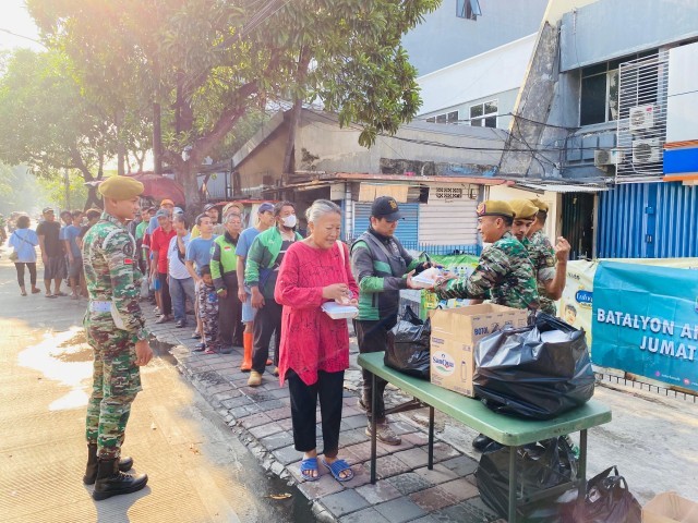 Kegiatan Rutin Jumat Berkah Batalyon Arhanud 6/BAY Dalam Membantu Sesama