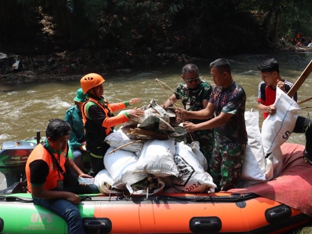 Aksi Bersih-Bersih Ciliwung Kodim 0504/Jakarta Selatan, Dalam Rangka HUT Ke-79 TNI