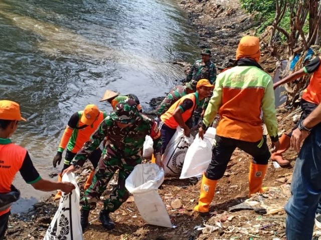 Semarakkan HUT TNI Ke-79:  Sinergi TNI, Warga dan Dinas UPK Air Lingkungan Hidup Bersihkan Bentaran Sungai Ciliwung