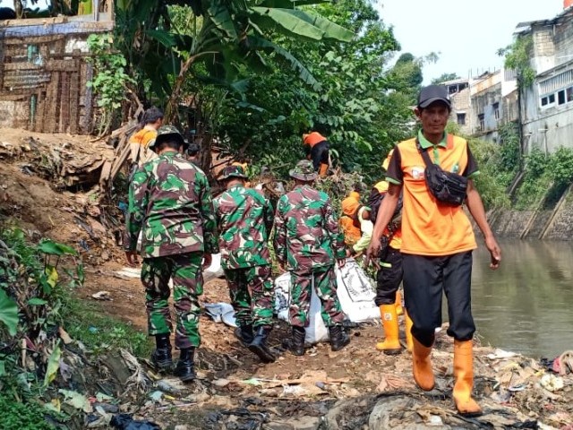 HUT ke-79 TNI, Koramil 01/Jatinegara Bersih-Bersih Ciliwung