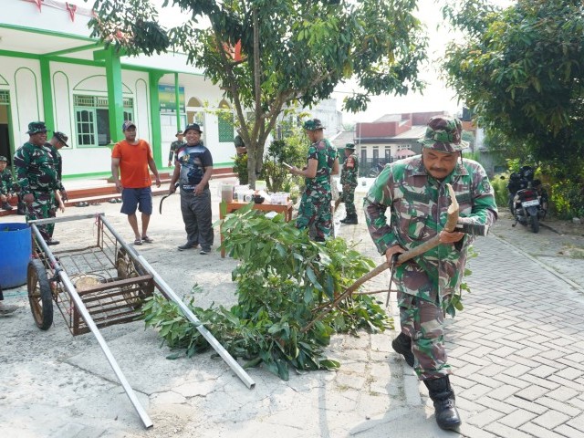 Masjid Nurul Fatah Jadi Sasaran Karya Bakti Kodim 0510/Tigaraksa Dalam Peringatan HUT Ke-79 TNI