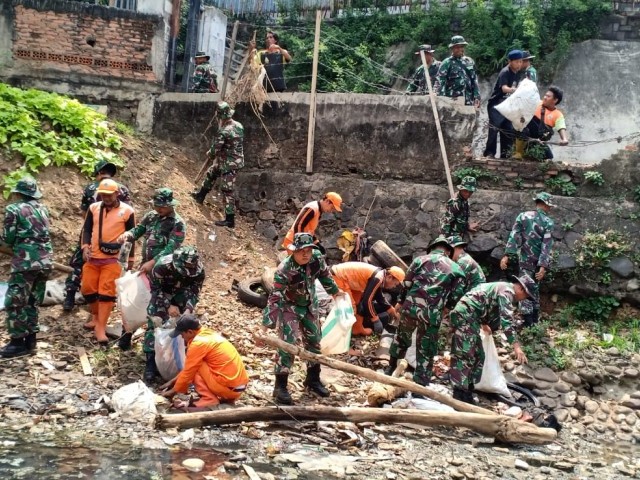 Semarakkan HUT ke-79 TNI, Kodim 0505/JT Giat Bersih-Bersih Sungai Ciliwung