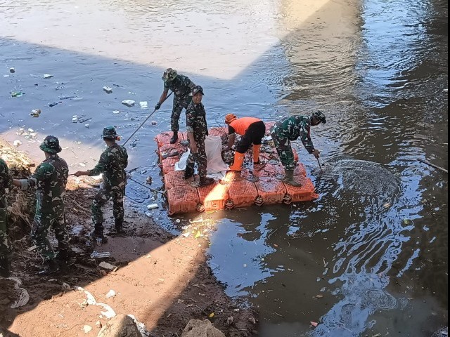 Bantaran Sungai Ciliwung Balekambang Jadi Sasaran Karya Bakti Koramil Kramatjati