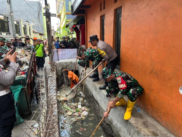 Danramil 08/Johar Baru Pimpin Karya Bakti Pembersihan Selokan Dalam Rangka HUT ke-79 TNI