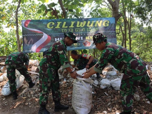 Kodim 0504/Jakarta Selatan Karya Bhakti  Bersih-bersih Ciliwung 