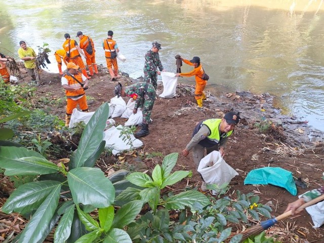Koramil Pasar Rebo Bersama Warga Dibantu Petugas PPSU Melaksanakan Giat Karya Bakti